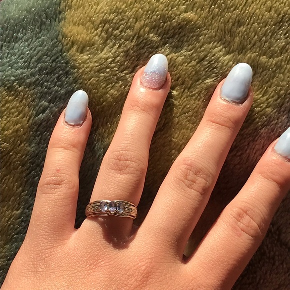 Vintage promise ring. With three light purple gems - Picture 3 of 4